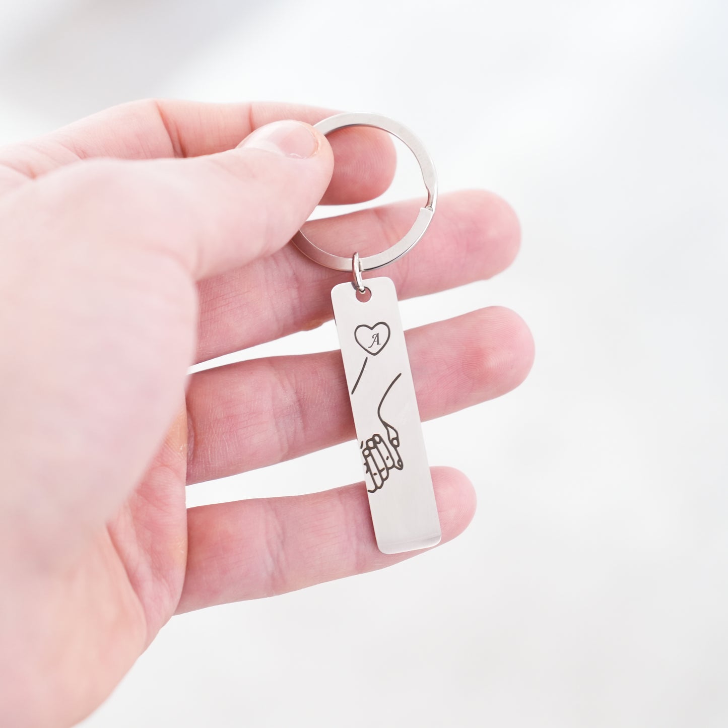 Čelični Privjesci Ruke sa inicijalima u srcu - za nju i njega - za Valentinovo