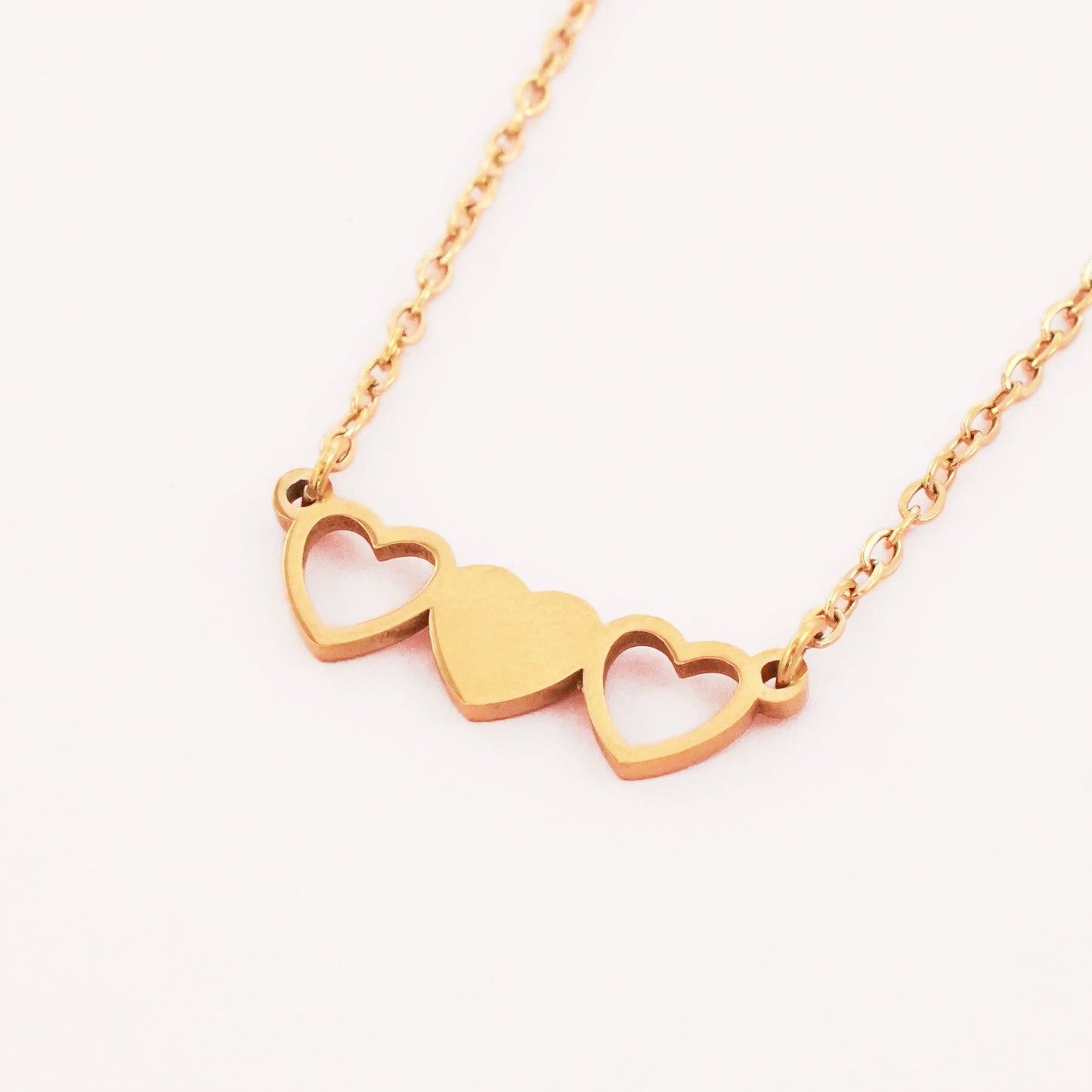 Ogrlica od nehrđajućeg čelika. Tri srca. Nea 2