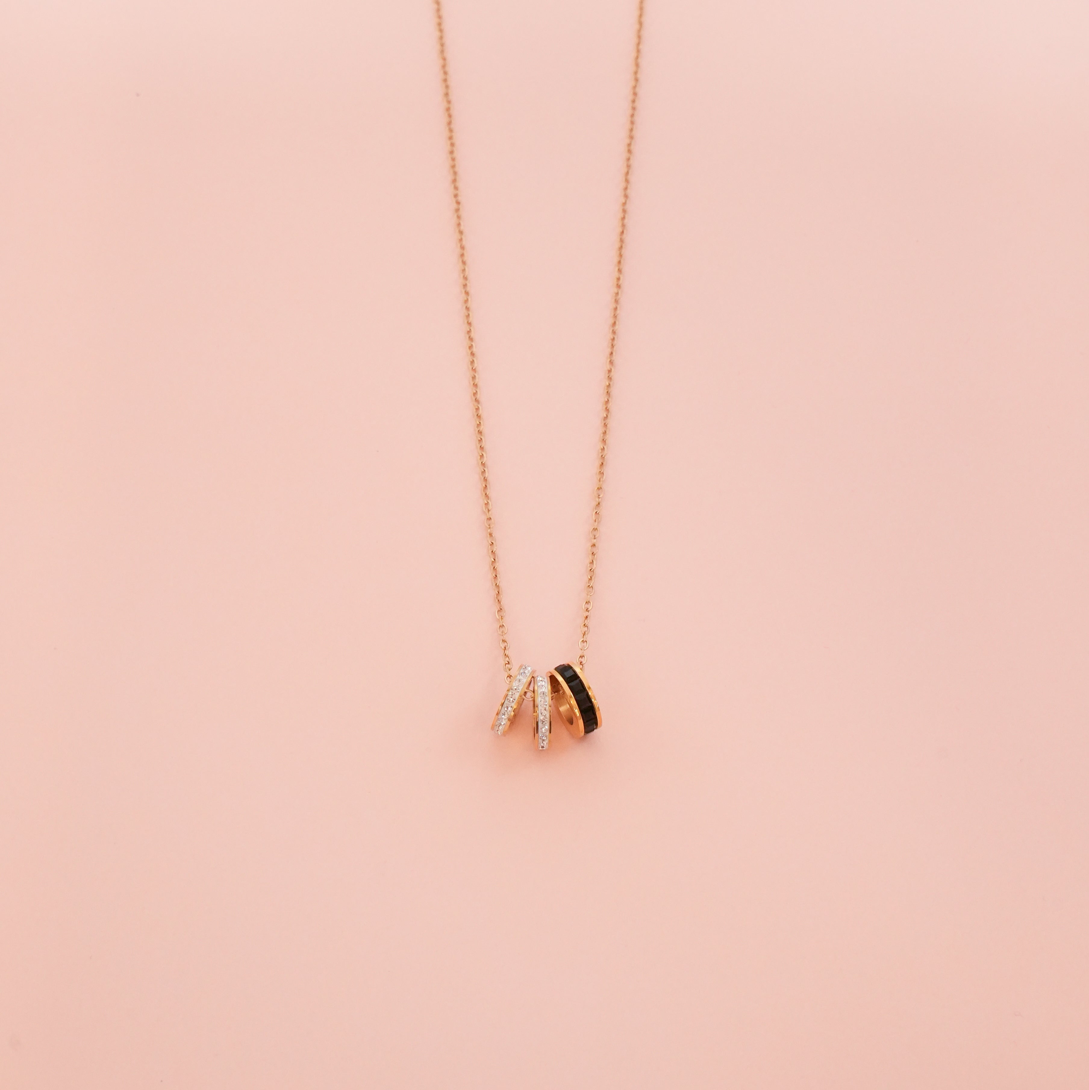 Ogrlica tri koluta sa cirkonima. Nea 13