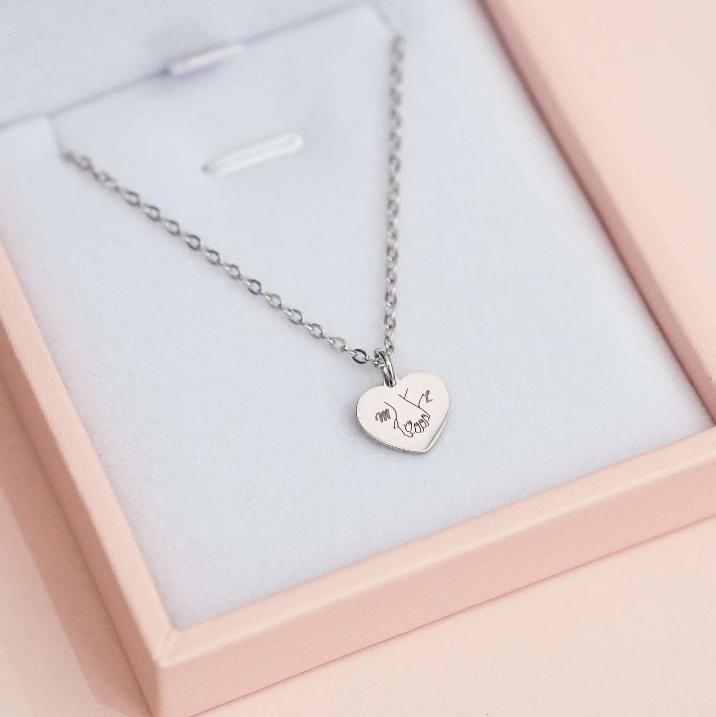 Čelična ogrlica s Gravurom isprepletenih ruku i inicijalima - Za Valentinovo - Srebrna/Zlatna