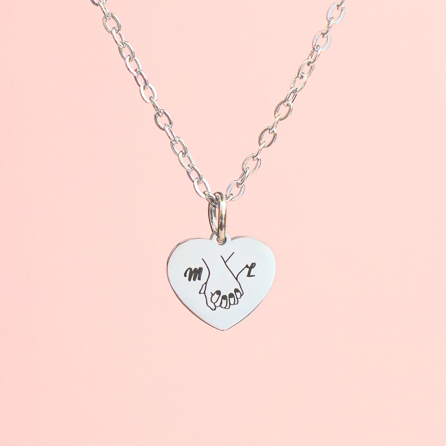 Čelična ogrlica s Gravurom isprepletenih ruku i inicijalima - Za Valentinovo - Srebrna/Zlatna