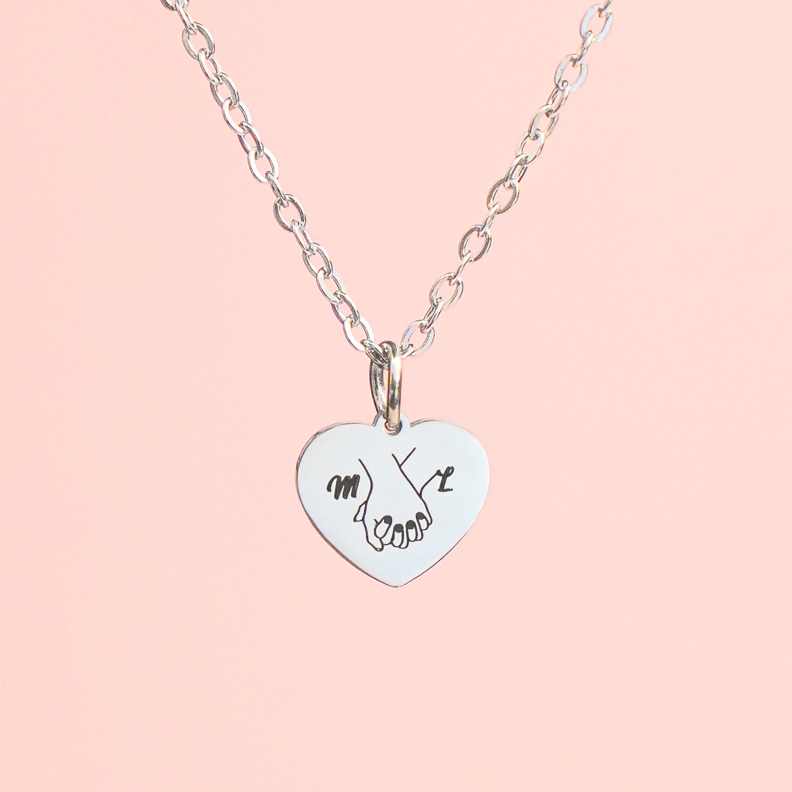 Čelična ogrlica s Gravurom isprepletenih ruku i inicijalima - Za zaljubljene - Srebrna/Zlatna