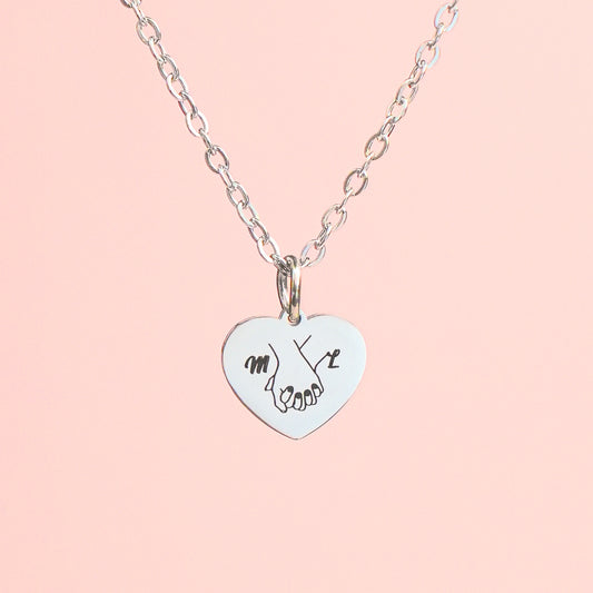 Čelična ogrlica s Gravurom isprepletenih ruku i inicijalima - Za Valentinovo - Srebrna/Zlatna