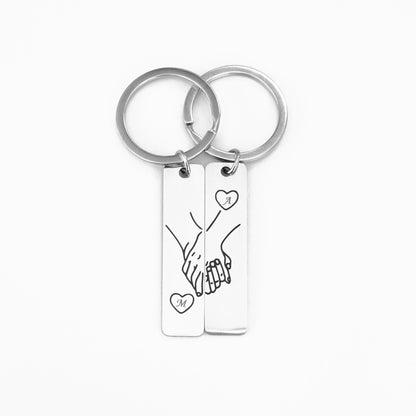 Čelični Privjesci Ruke sa inicijalima u srcu - za nju i njega - za Valentinovo