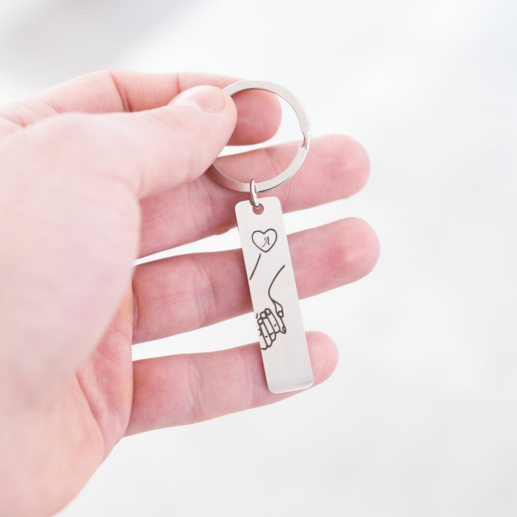 Čelični Privjesci Ruke sa inicijalima u srcu - za nju i njega - za Valentinovo