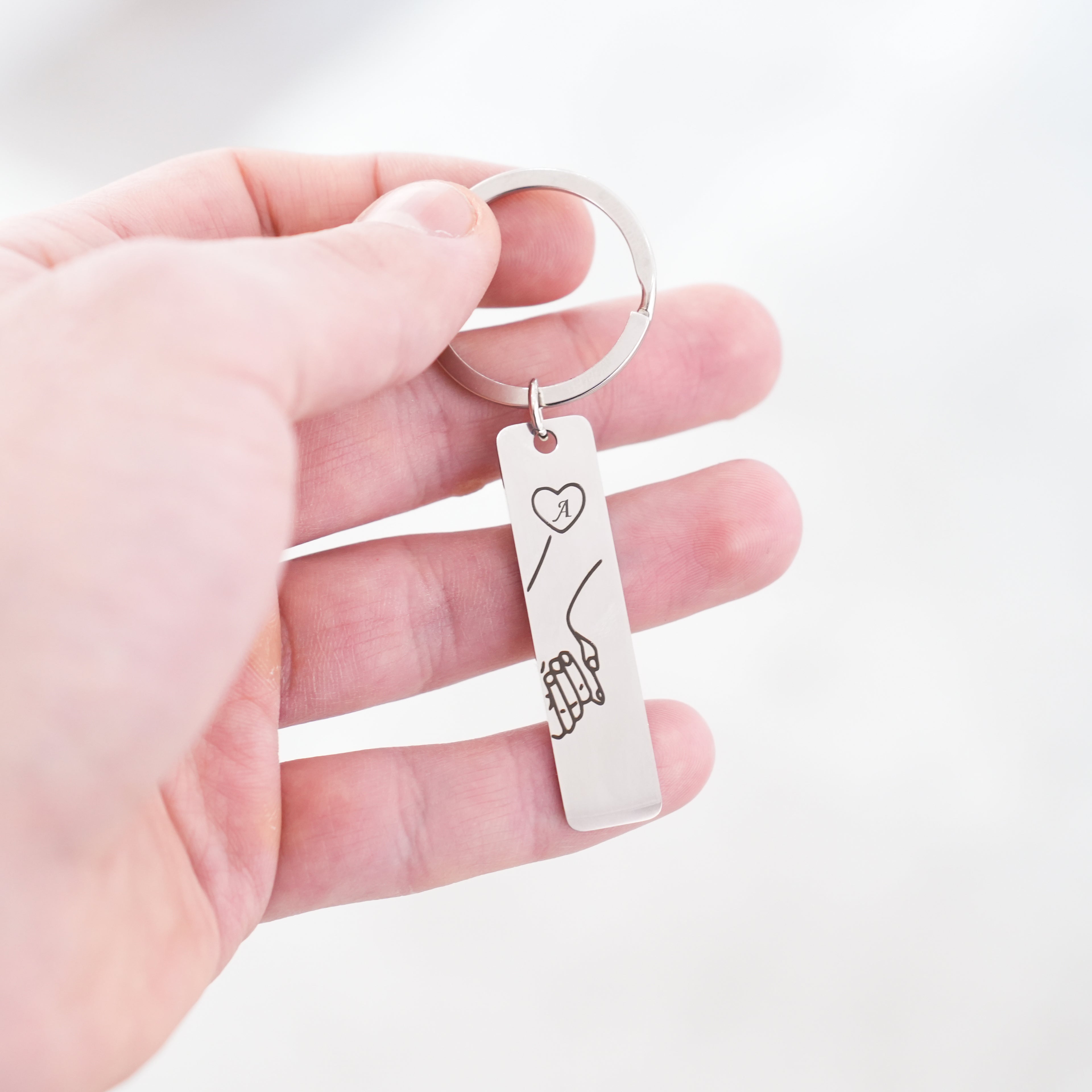 Čelični Privjesci Ruke sa inicijalima u srcu - za nju i njega - za Valentinovo