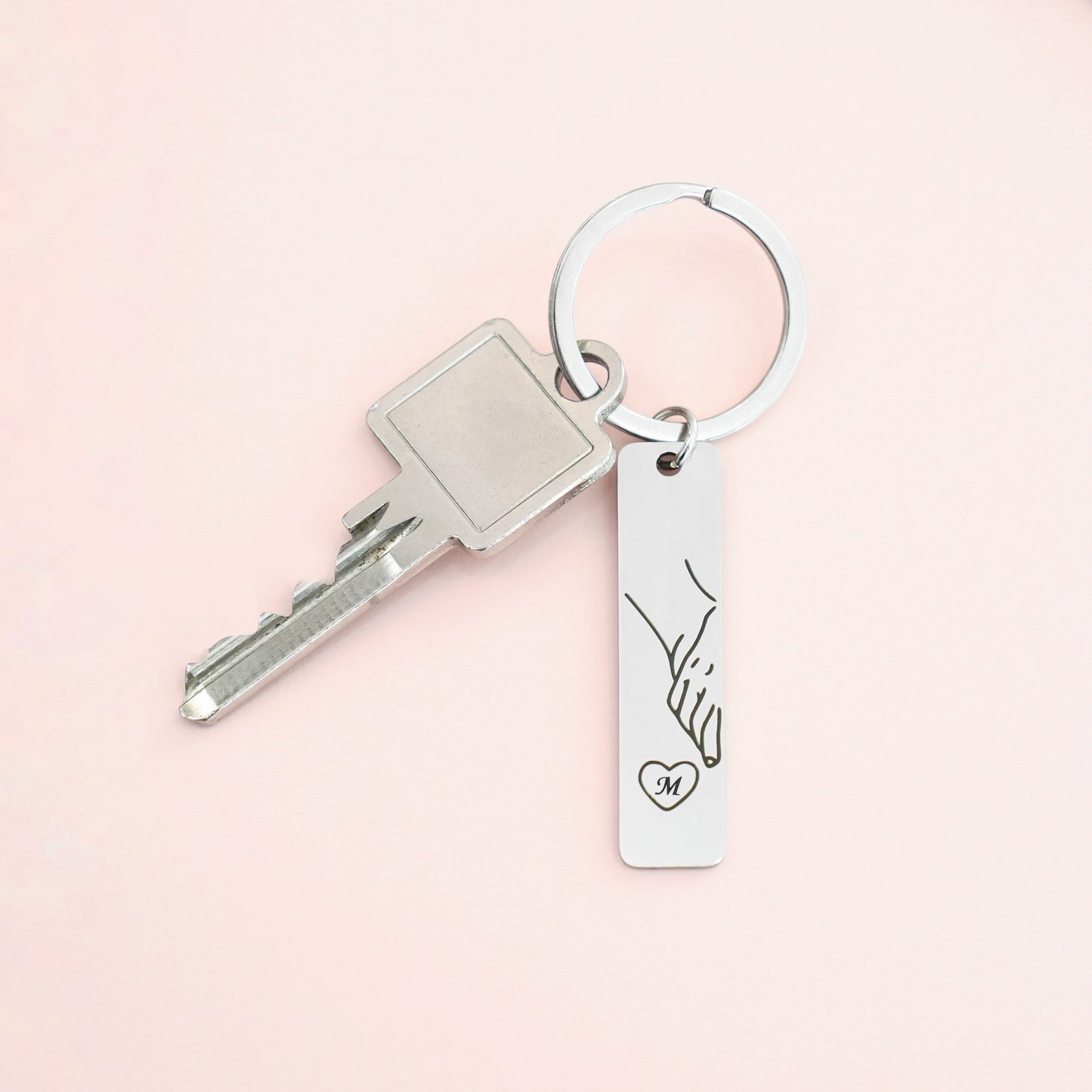 Čelični Privjesci Ruke sa inicijalima u srcu - za nju i njega - za Valentinovo