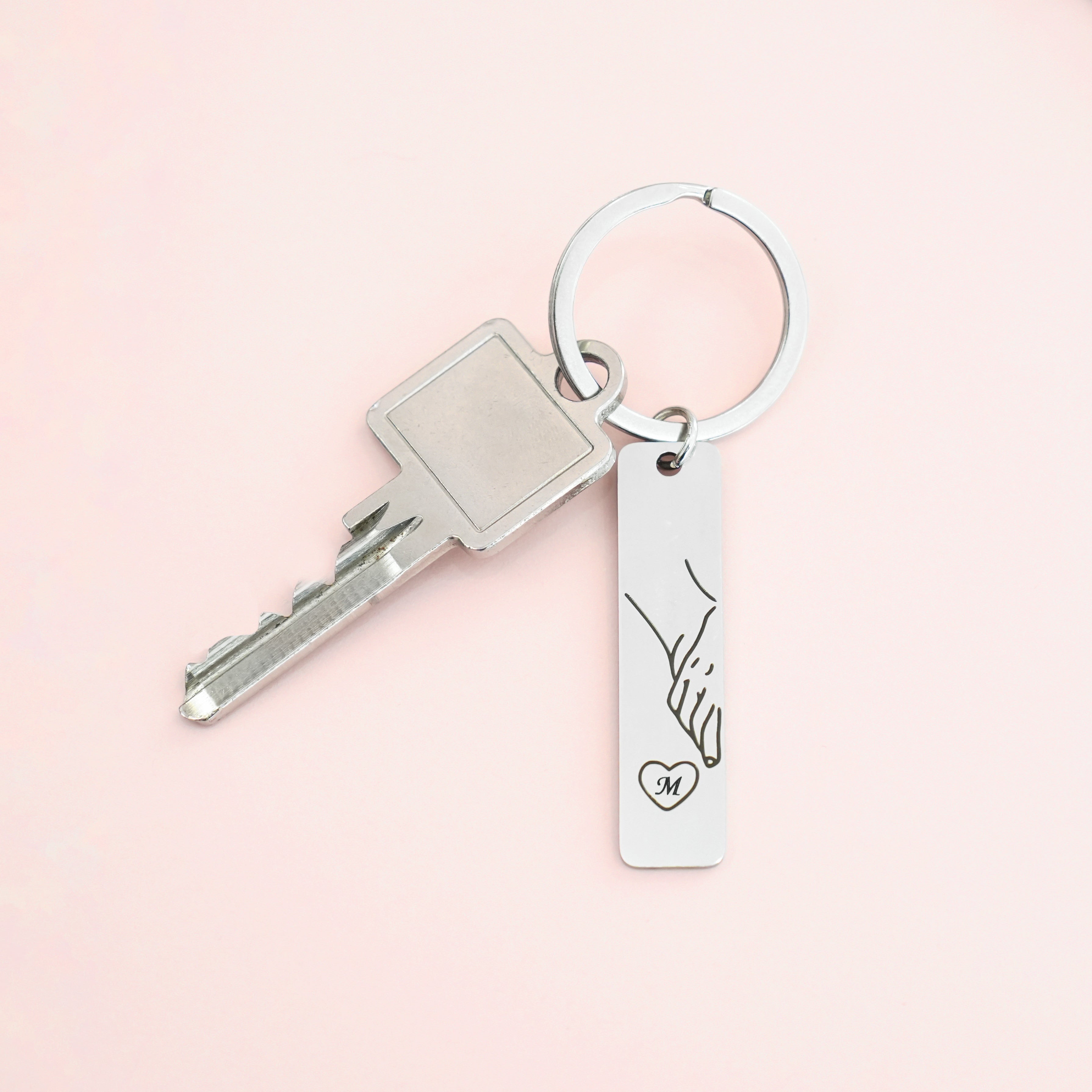 Čelični Privjesci Ruke sa inicijalima u srcu - za nju i njega - za Valentinovo