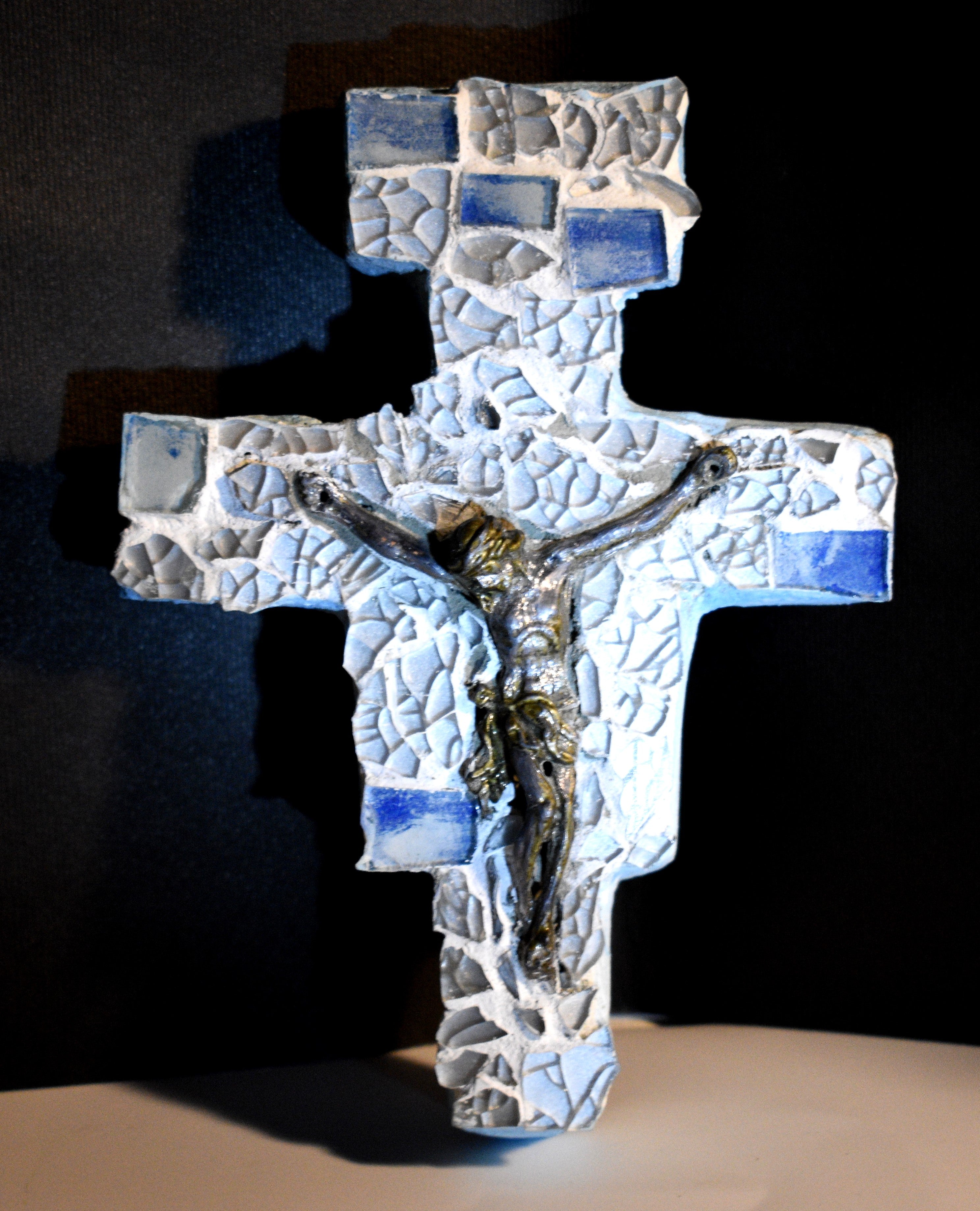 Križ od stakla. Unikatni rad Nea 54