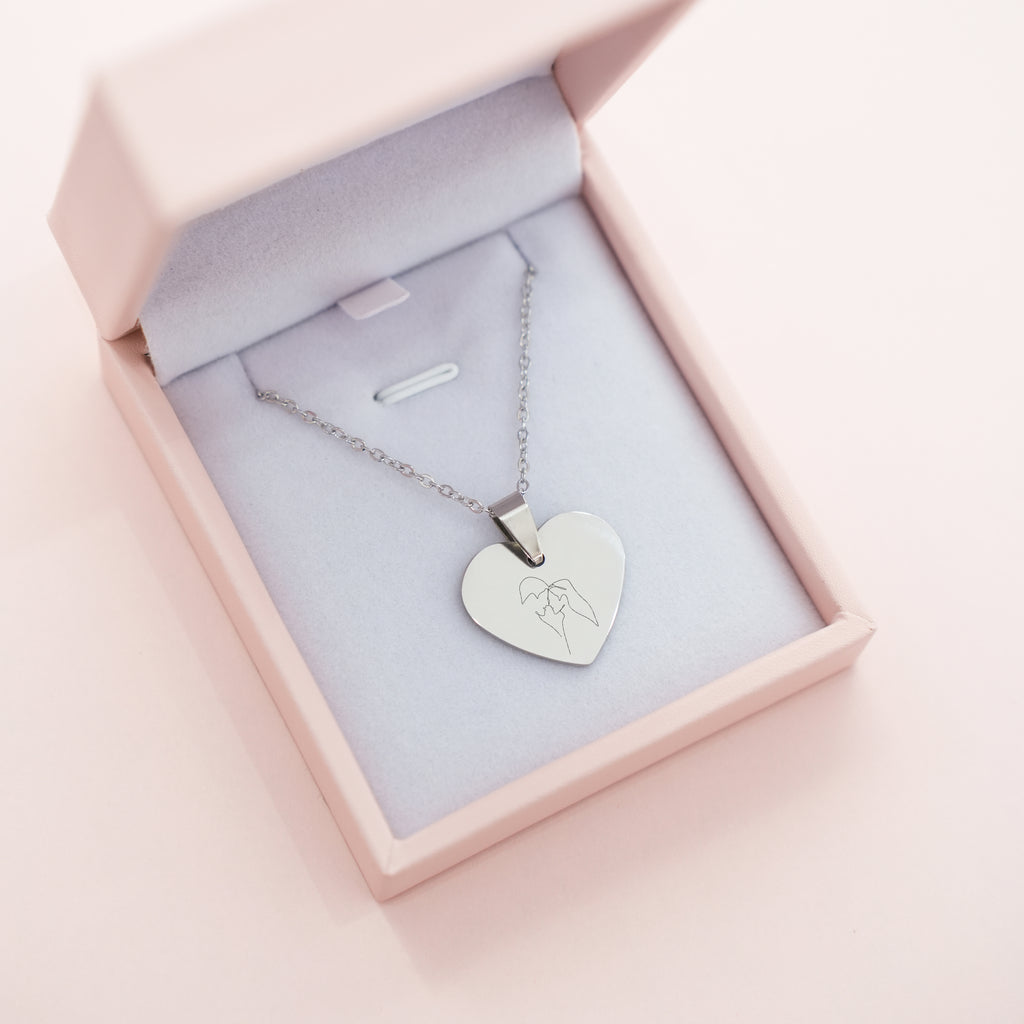 Čelična Ogrlica sa Gravurom ljubavnog para u srcu - za zaljubljene - srebrna/zlatna