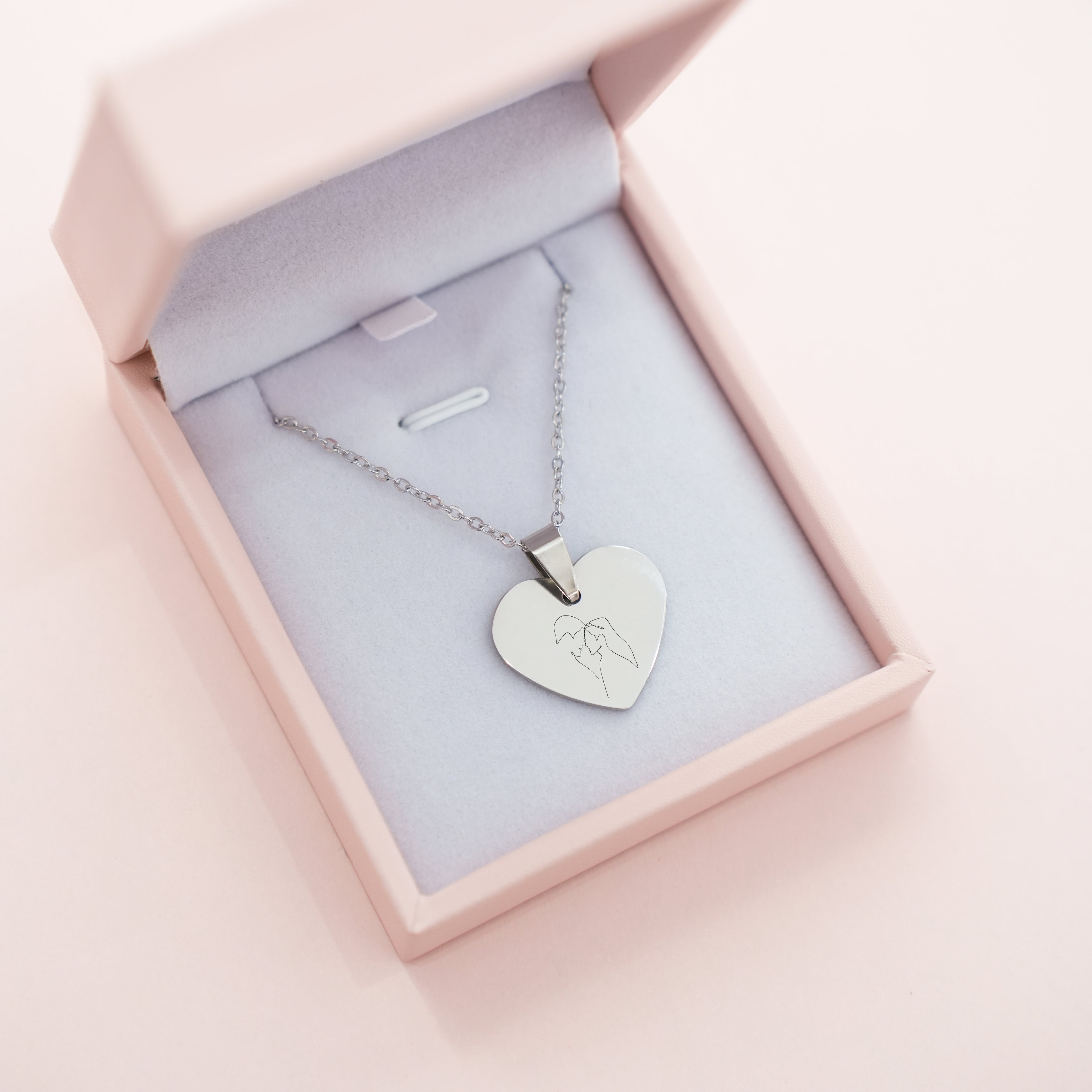 Čelična Ogrlica sa Gravurom ljubavnog para u srcu - za zaljubljene - srebrna/zlatna