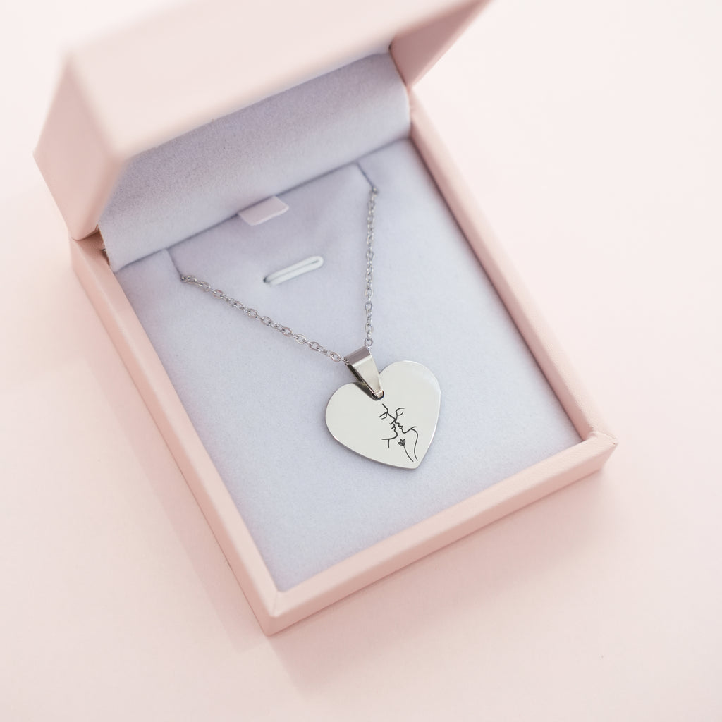 Čelična Ogrlica sa Gravurom Poljupca u srcu - za zaljubljene - srebrna/zlatna