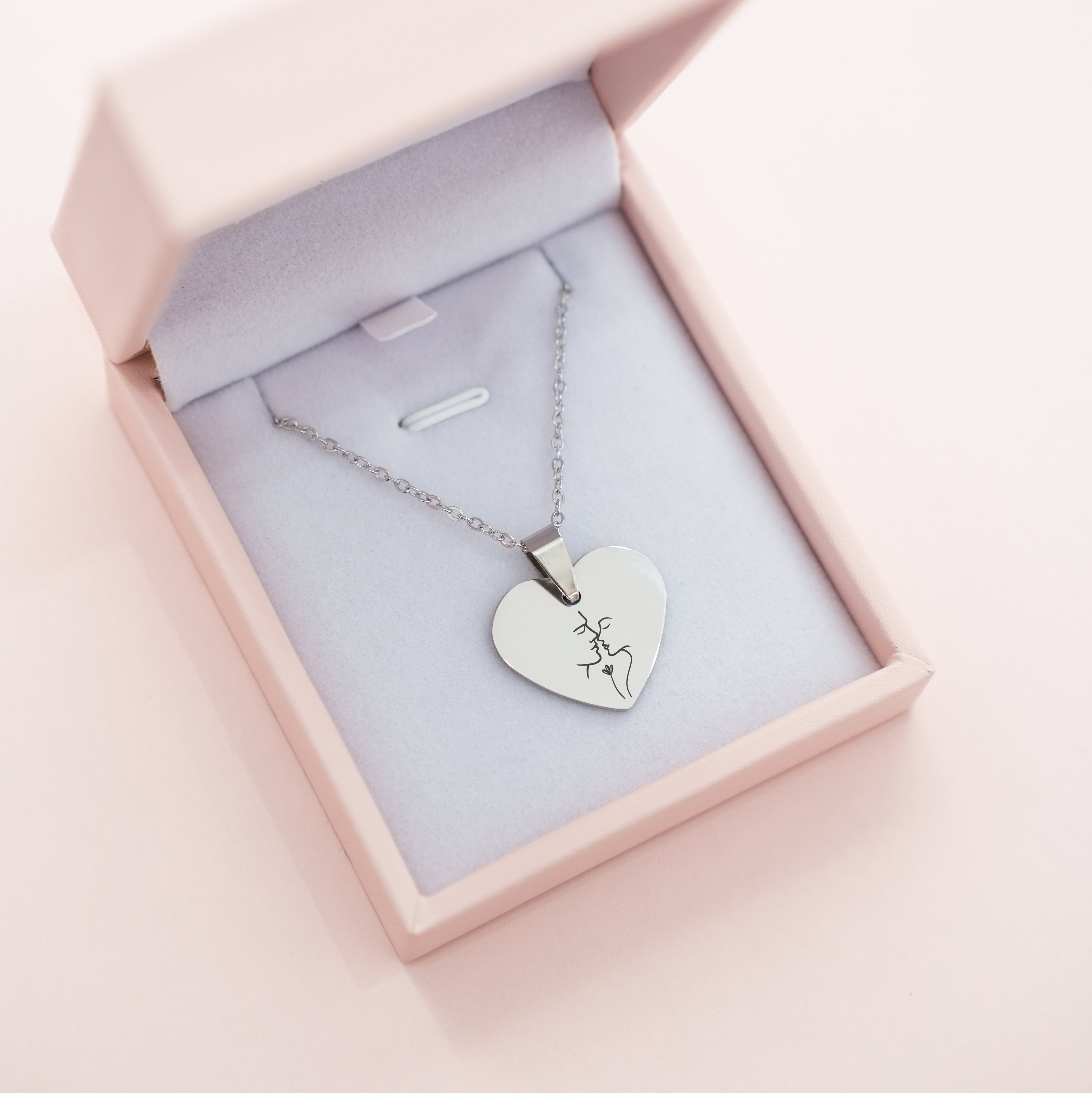 Čelična Ogrlica sa Gravurom Poljupca u srcu - za zaljubljene - srebrna/zlatna