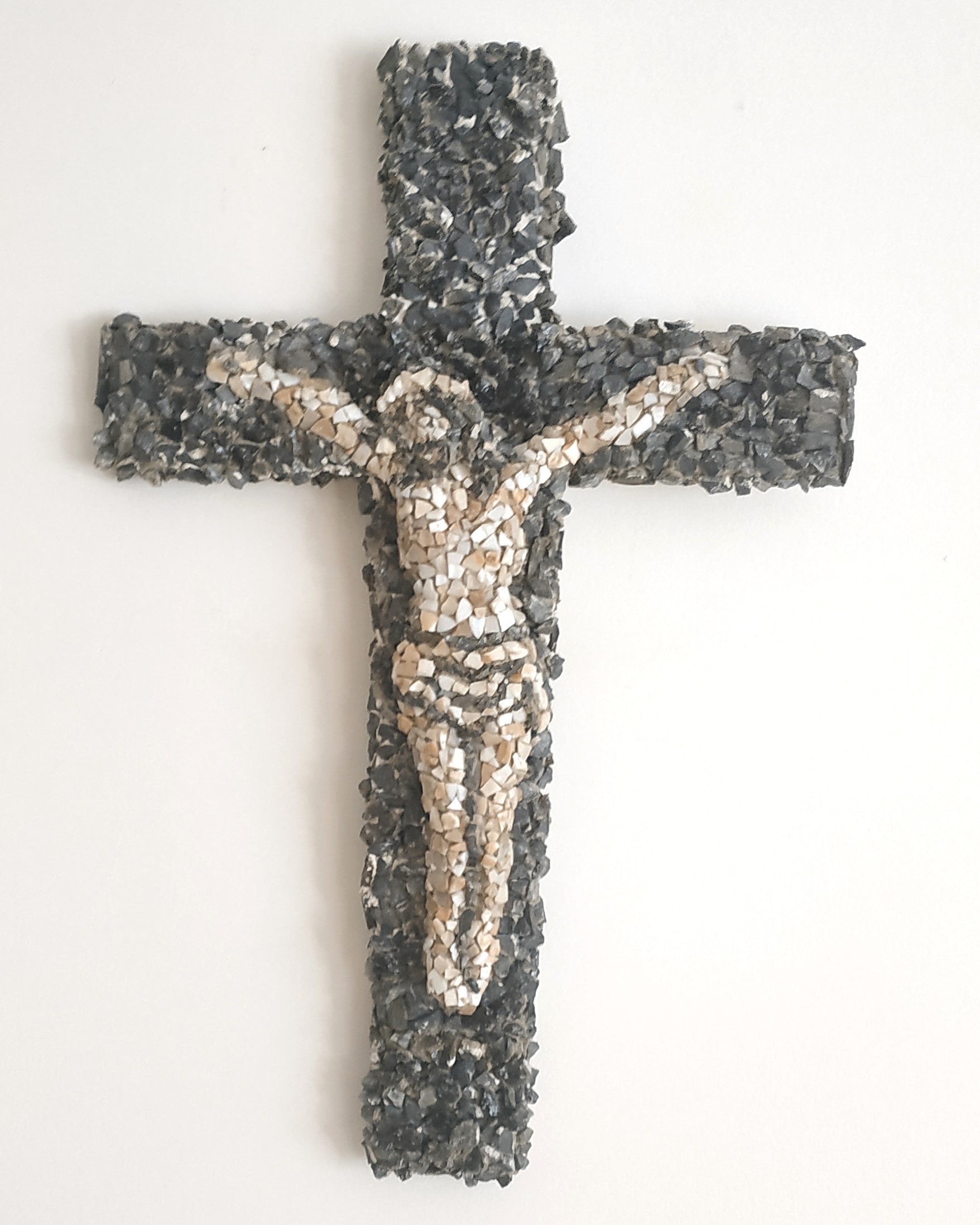 Križ od komadića crnog kamena i školjkica. Unikatni rad Nea