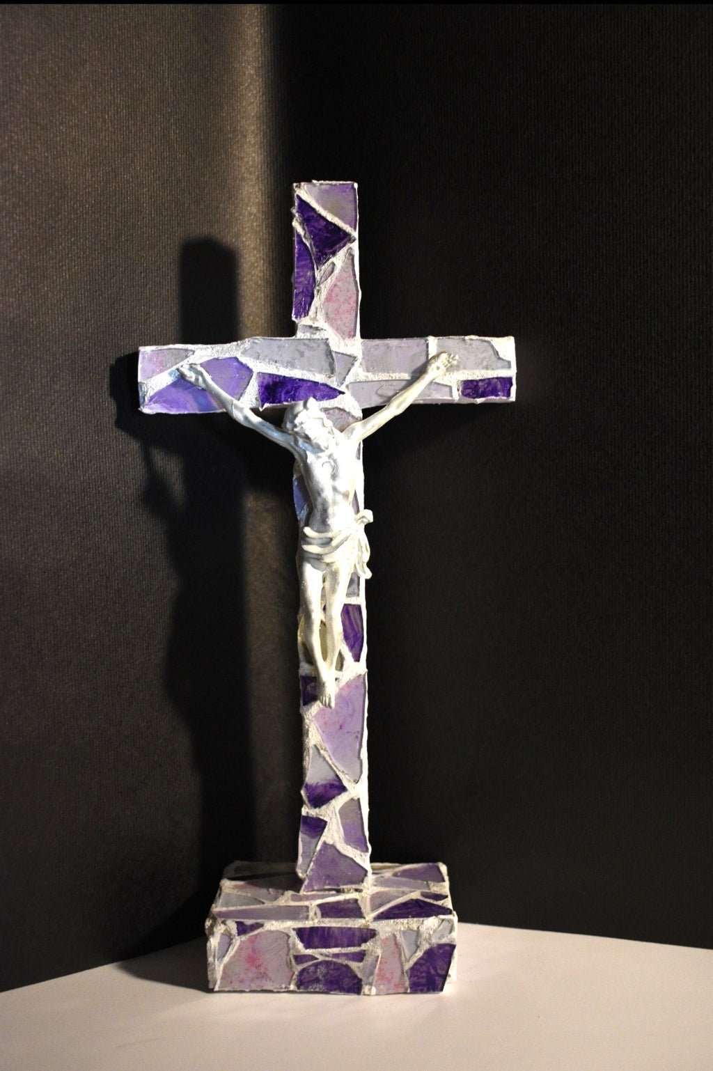 Križ na postolju. Komadići stakla u boji . Unikatni rad. Nea