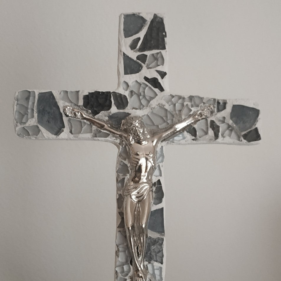 Križ od komadića stakla u boji. Unikatni rad.