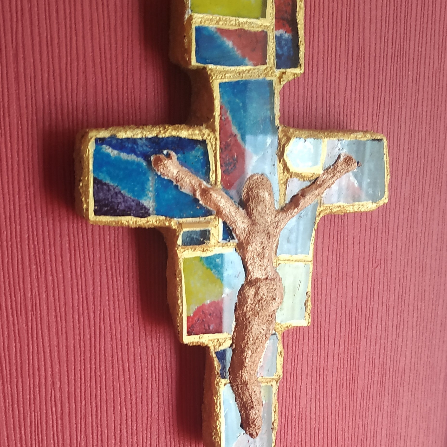 Križ od komadića stakla. Franjevački. Unikatni rad Nea