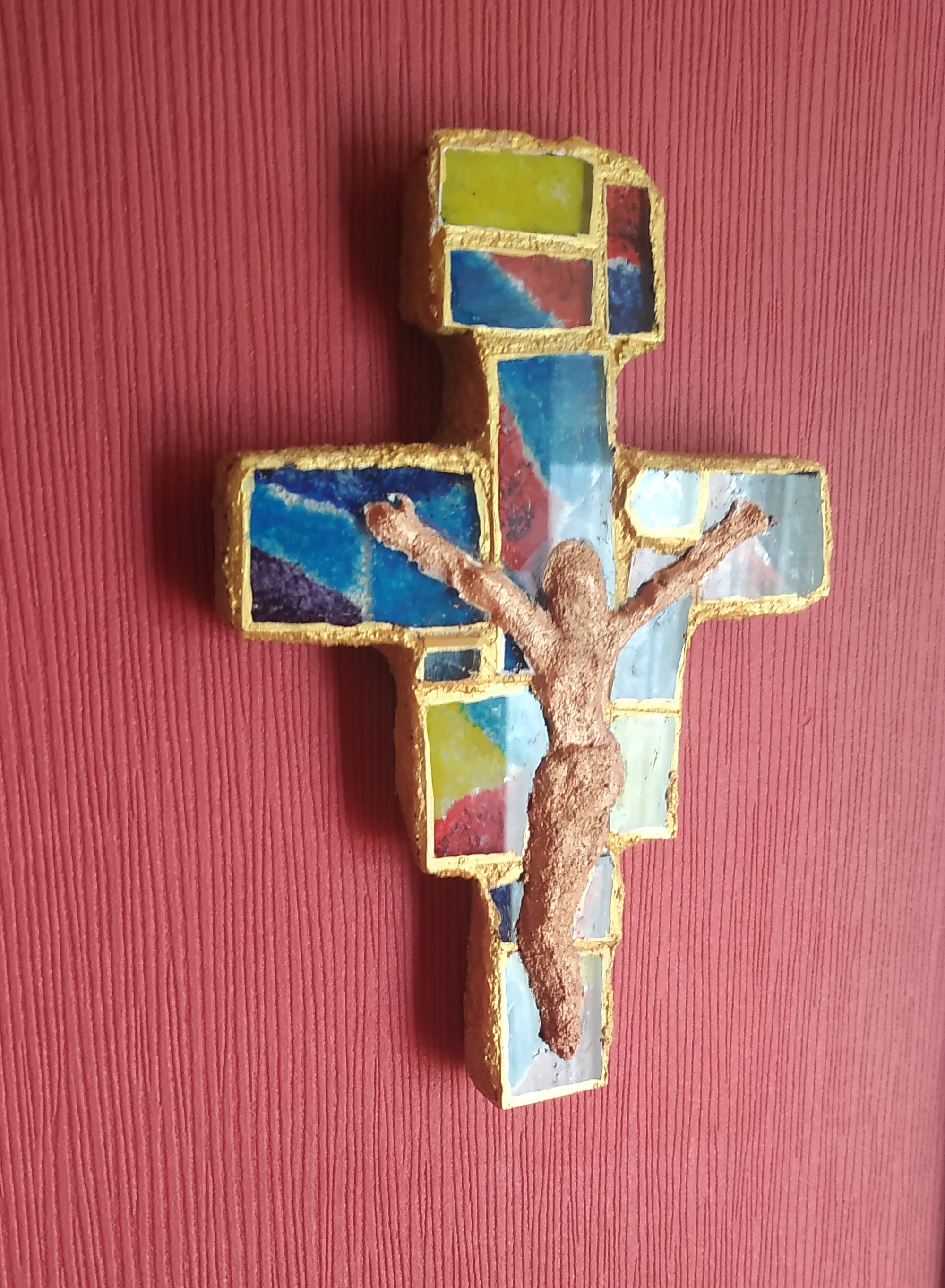 Križ od komadića stakla. Franjevački. Unikatni rad Nea