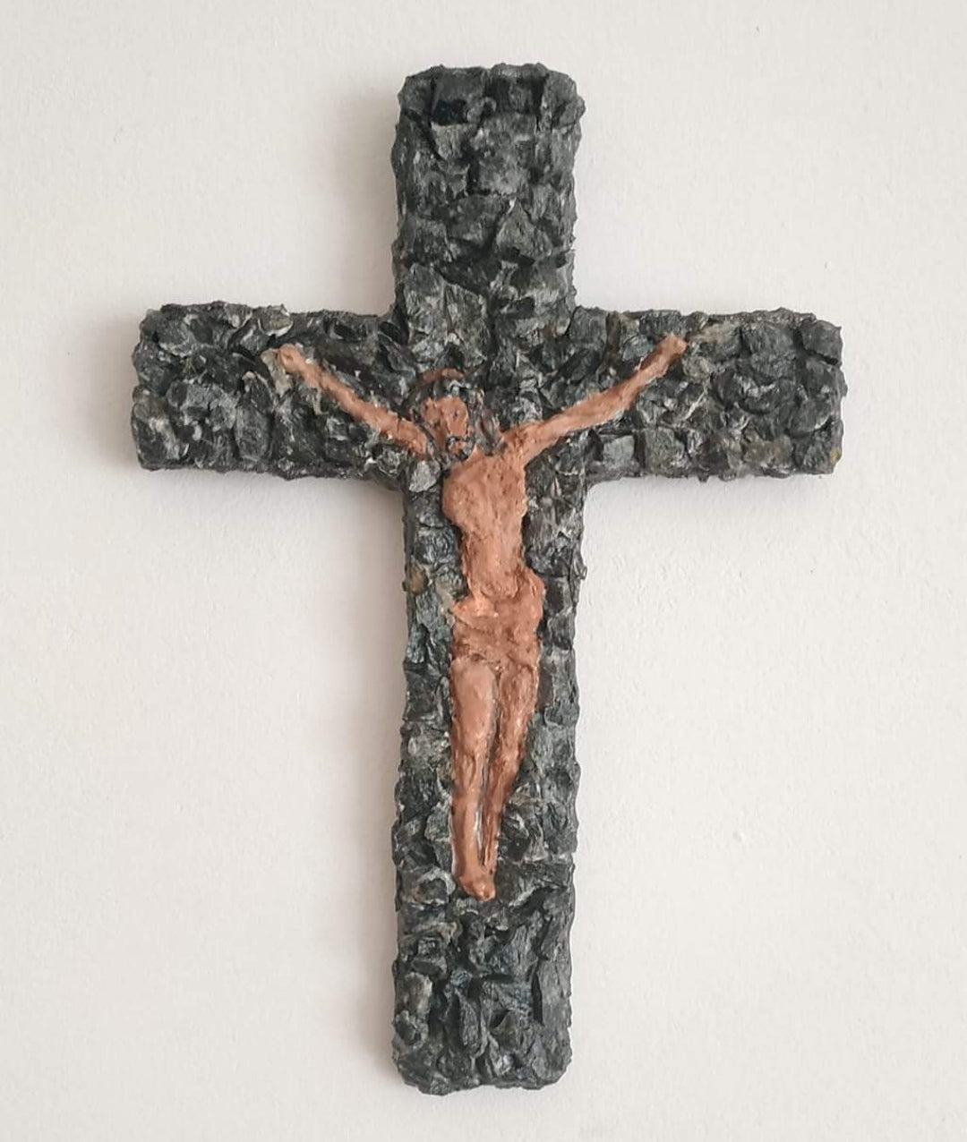 Križ od crnog kamena. Unikatni rad Nea 75
