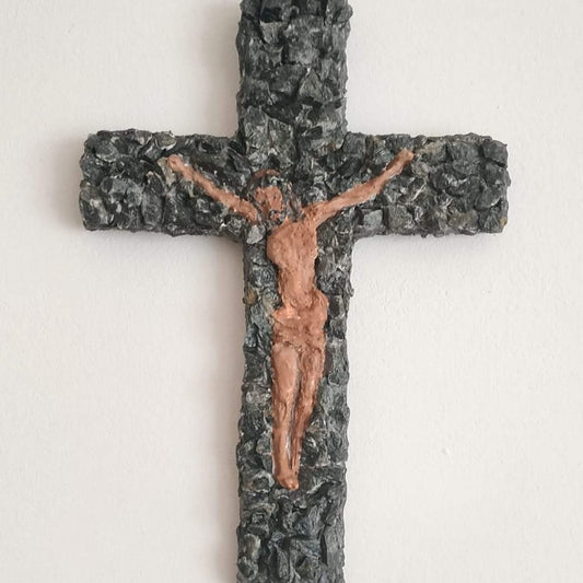 Križ od crnog kamena. Unikatni rad Nea 75