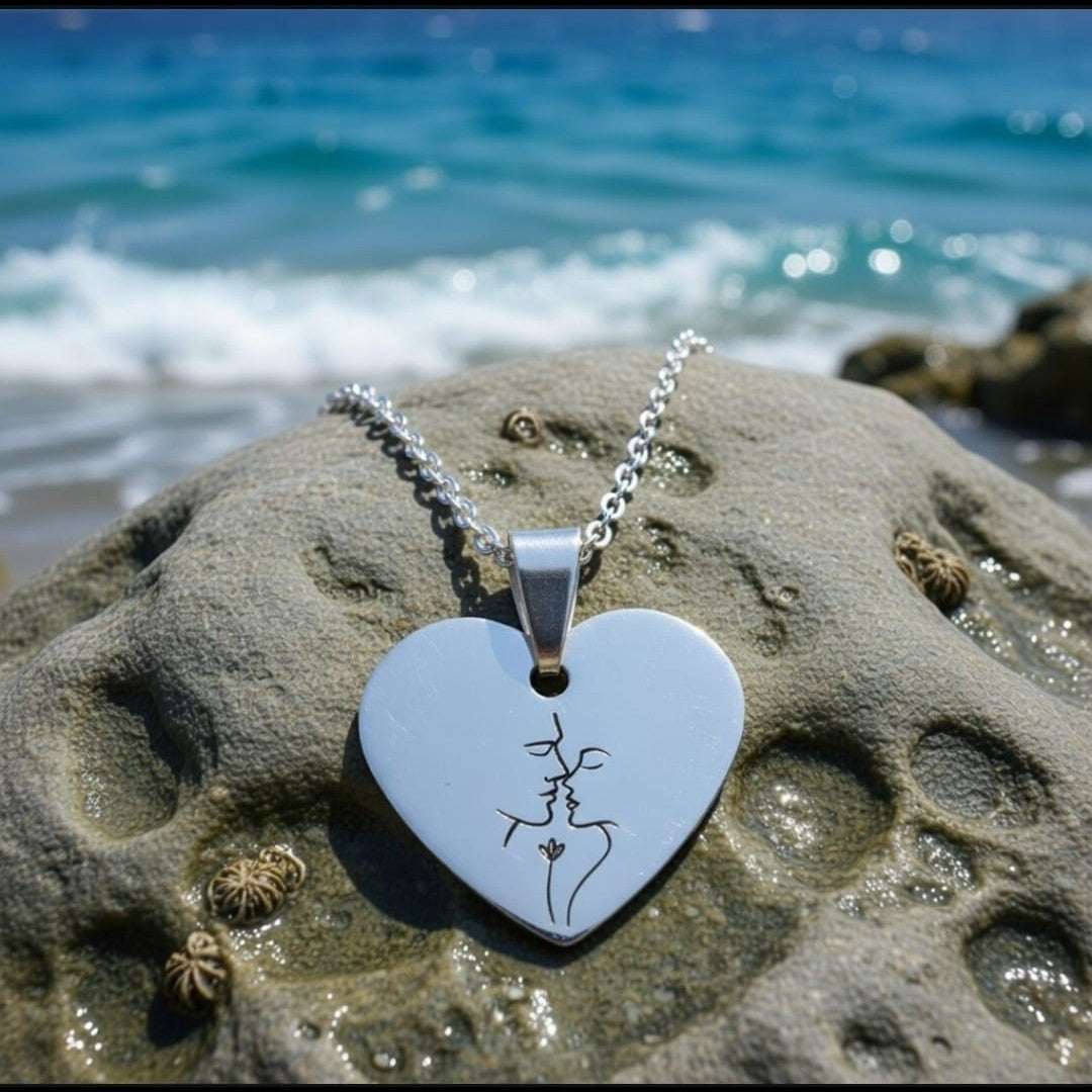 Ogrlica sa Gravurom Poljupca u srcu - za zaljubljene - srebrna/zlatna