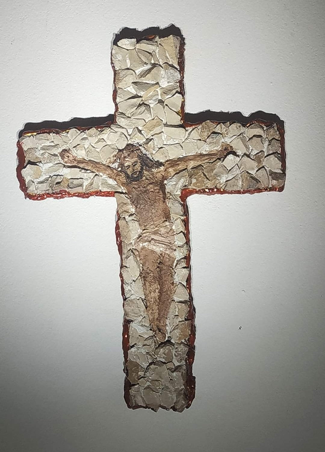 Križ od komadića kamena. Unikatni rad Nea 105