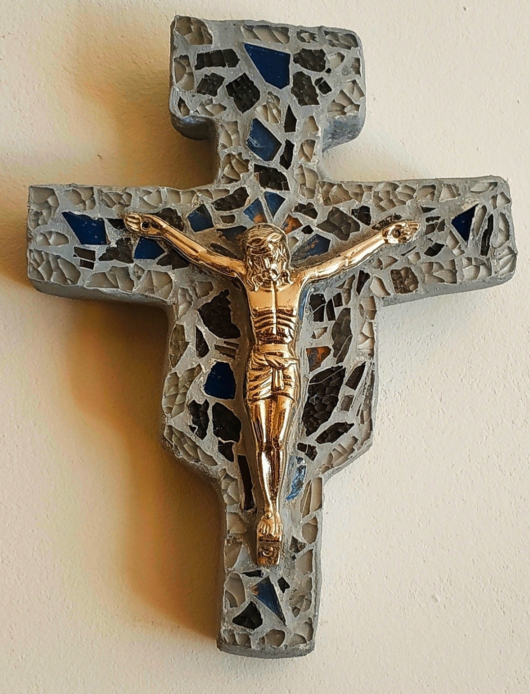 Križ od komadića stakla u boji. Unikatni rad Nea 126