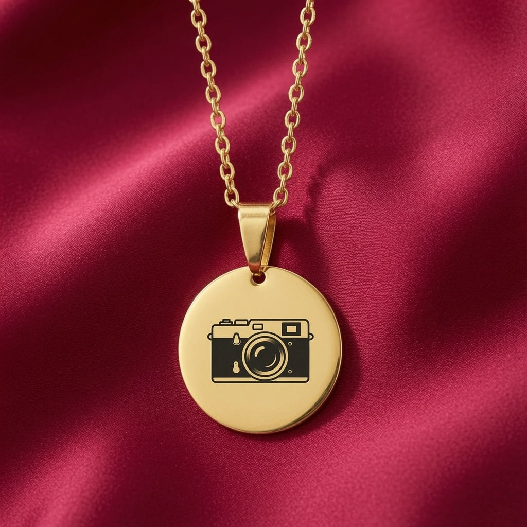 Ogrlica s gravurom slike "Hobi"- srebrna/zlatna - nehrđajući čelik