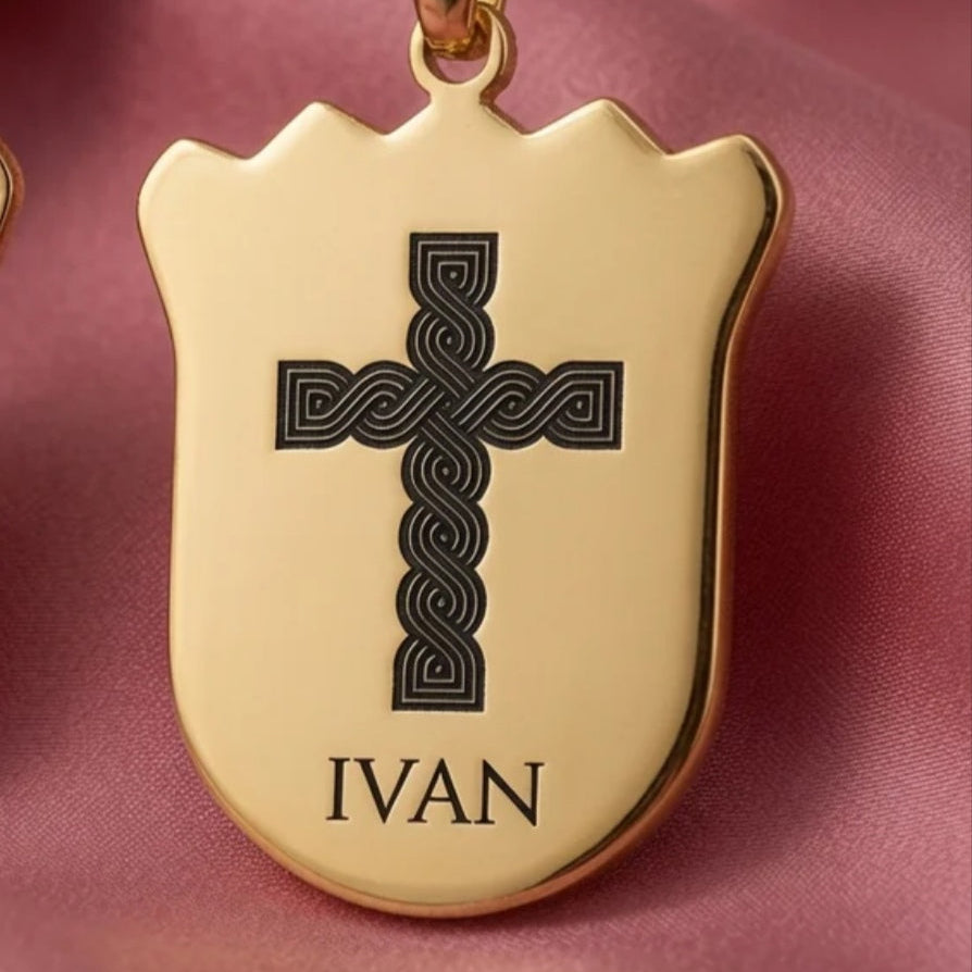 Ogrlica Hrvatski grb sa gravurom Križa i Vašeg imena - srebrna/zlatna