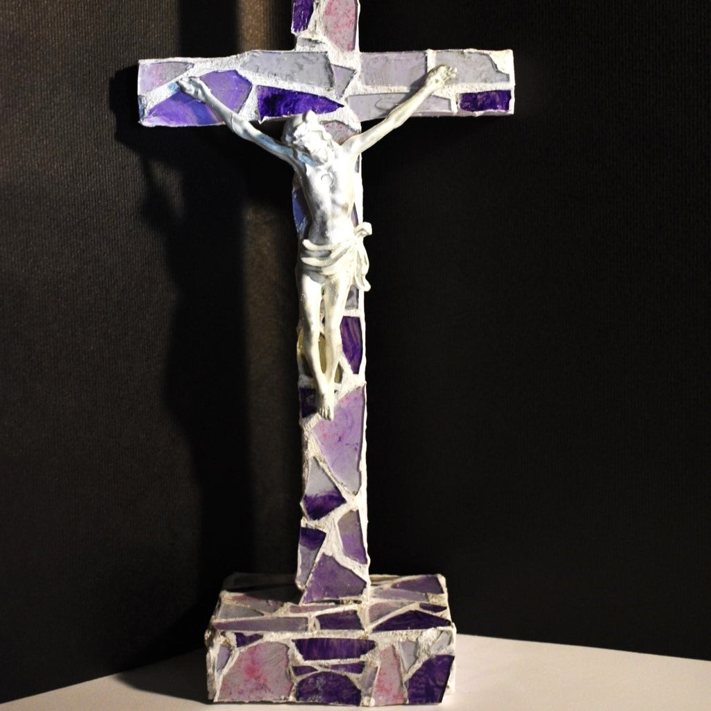 Križ na postolju. Komadići stakla u boji . Unikatni rad. Nea