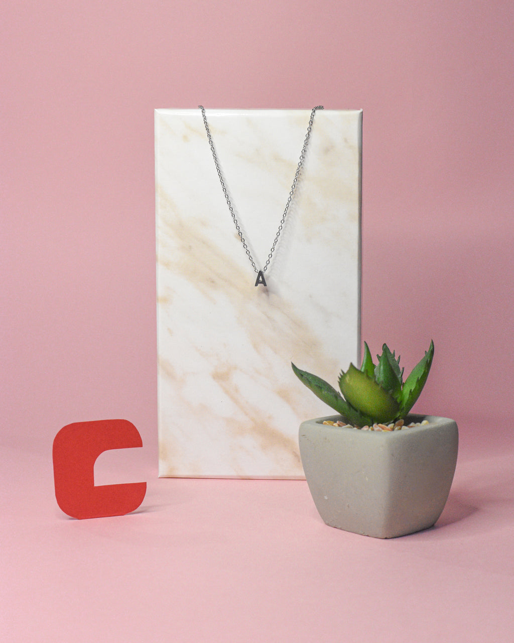 Ogrlica sa inicijalom - 1+1 gratis - nehrđajući čelik