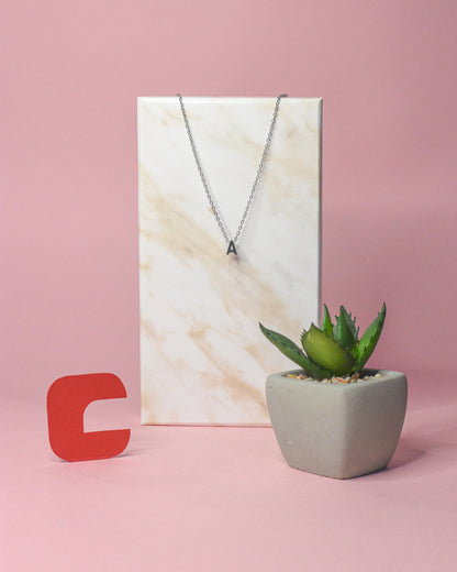 Ogrlica sa inicijalom - 1+1 gratis - nehrđajući čelik