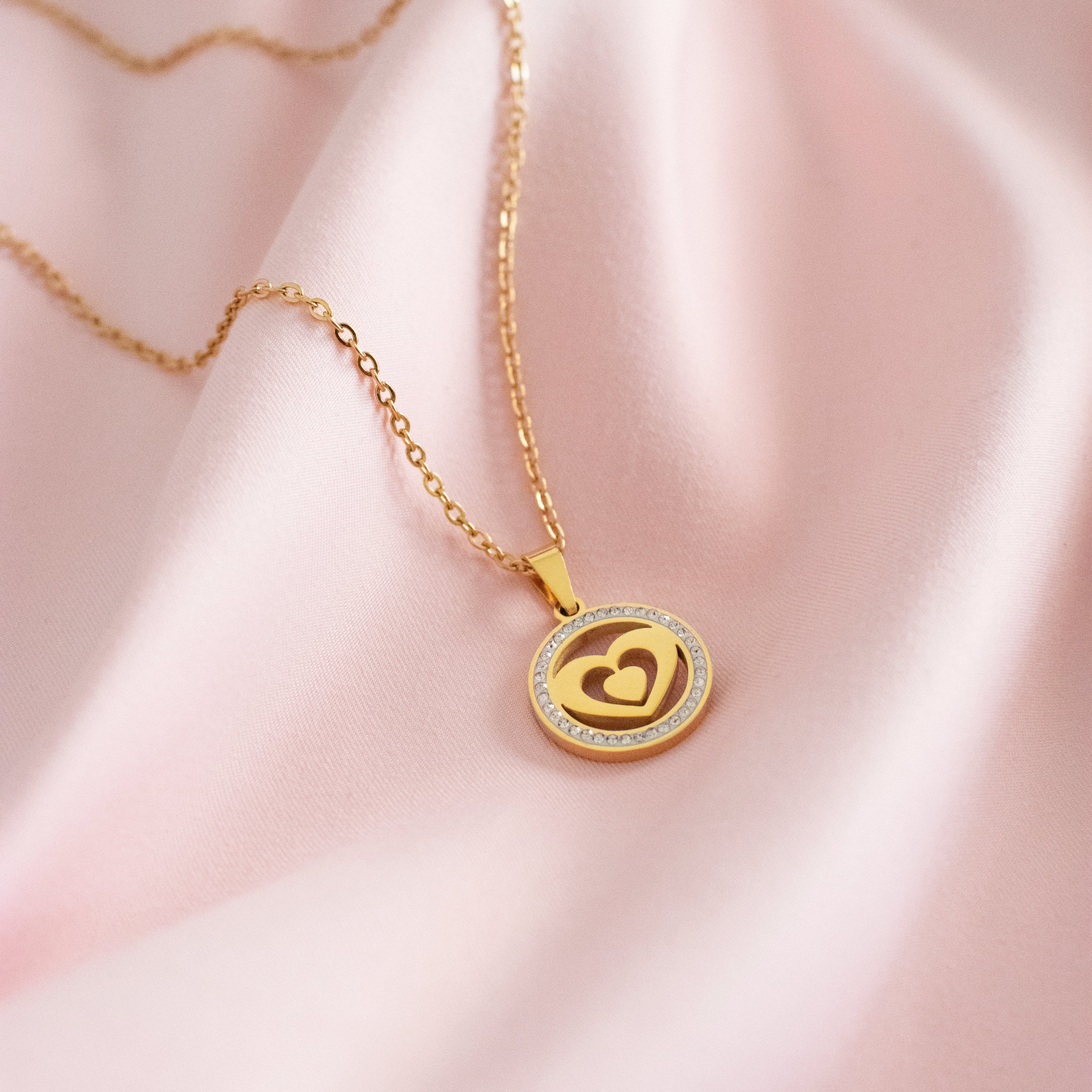 Ogrlica Srce u srcu - zlatna - nehrđajući čelik
